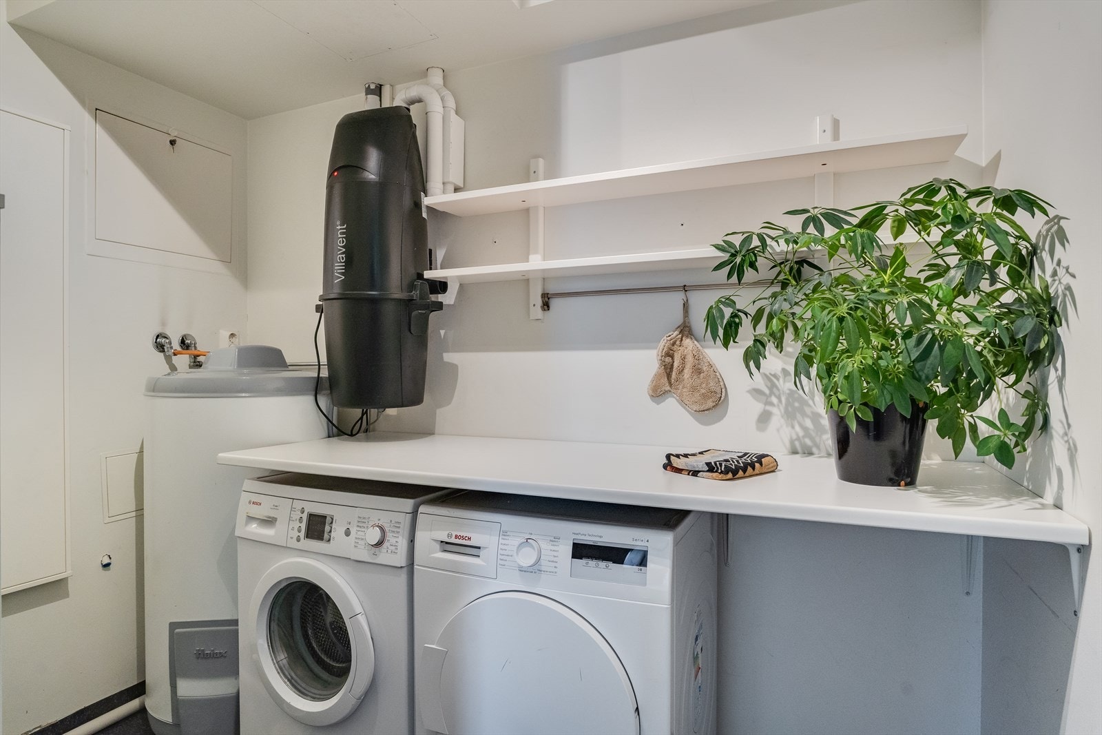 Pent vaskerom m/innredning/hylle og opplegg for vaskemaskin Galleribilde