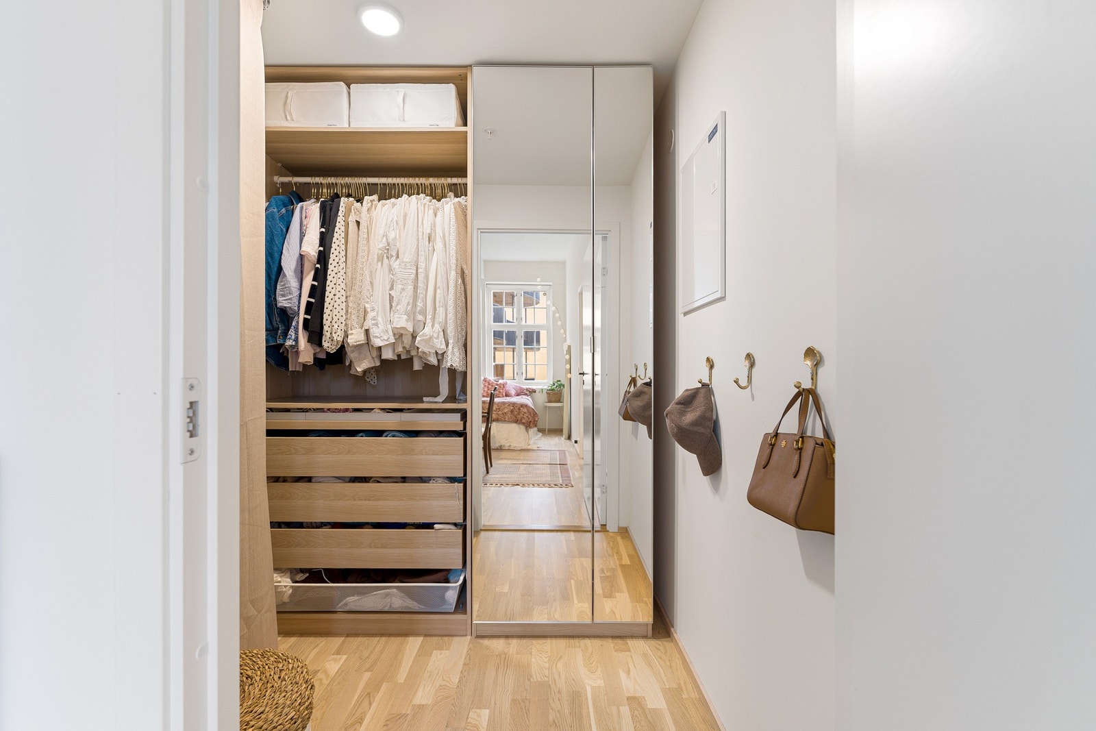 På rommet finner man en innvendig bod på ca. 4 kvadratmeter som av dagens eier er benyttet som et walk-in closet. Galleribilde