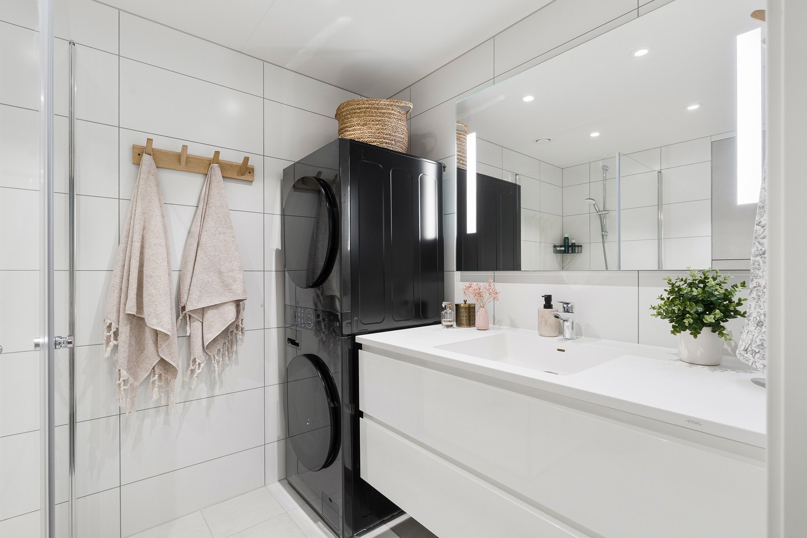 Her er det opplegg til både vaskemaskin og tørketrommel, samt varme i gulv. Galleribilde