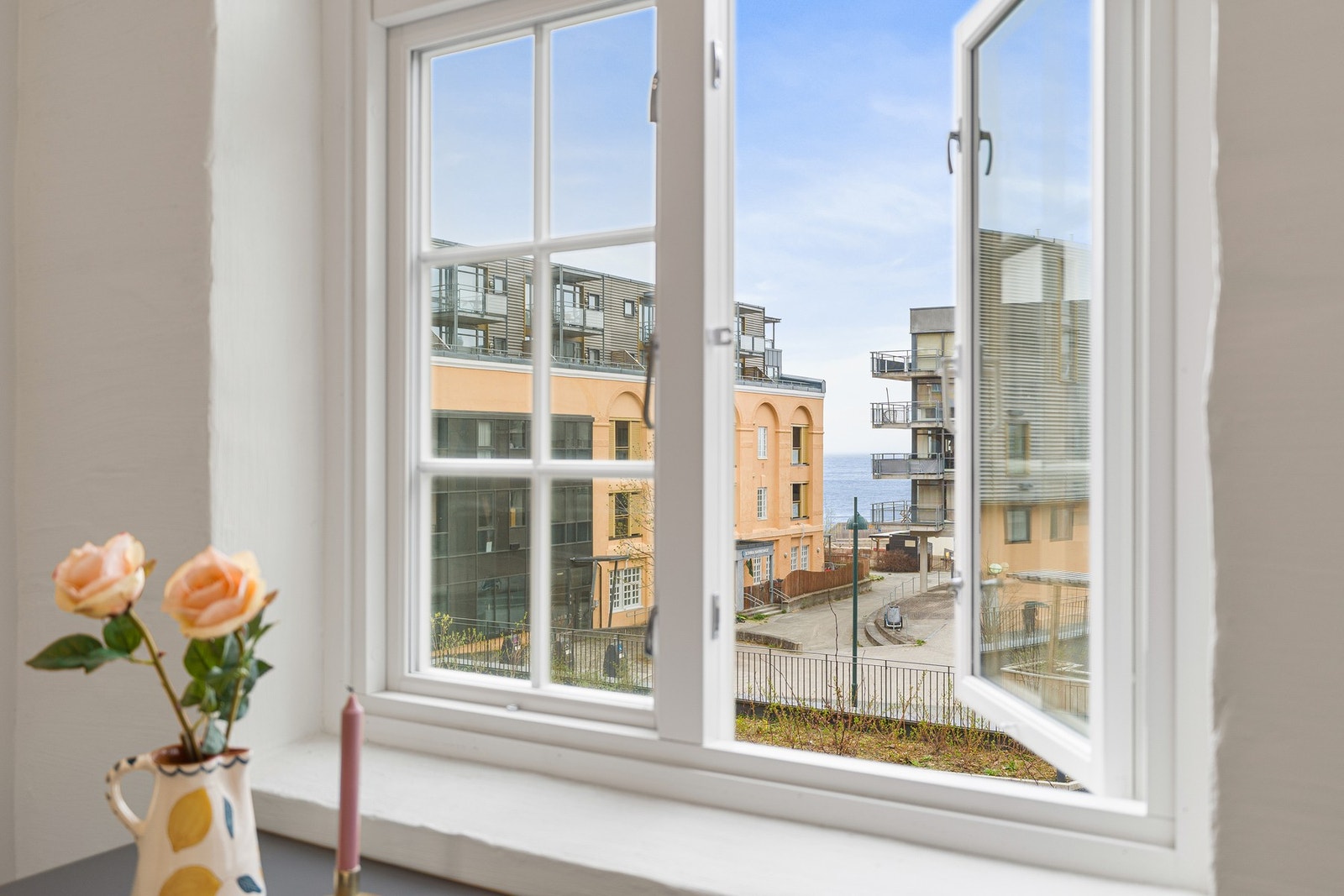 Her med utsikt fra soveromsvinduet. Galleribilde