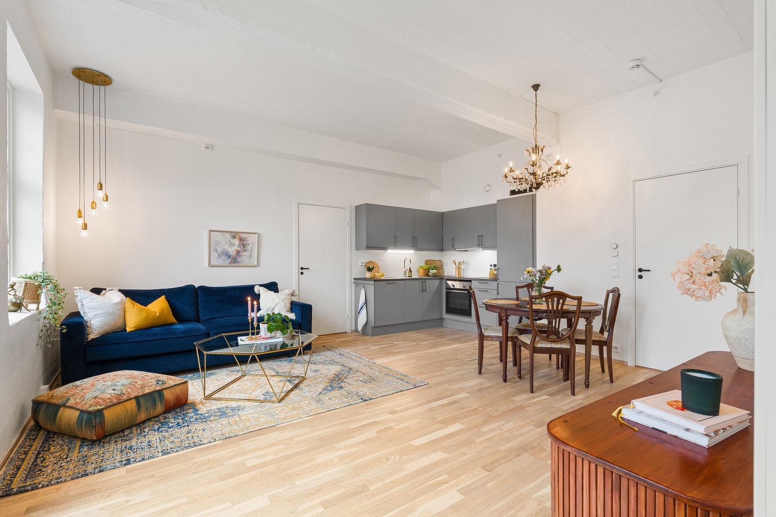 Leiligheten har en åpen løsning mellom kjøkken og stue på ca. 28 kvadratmeter. Galleribilde