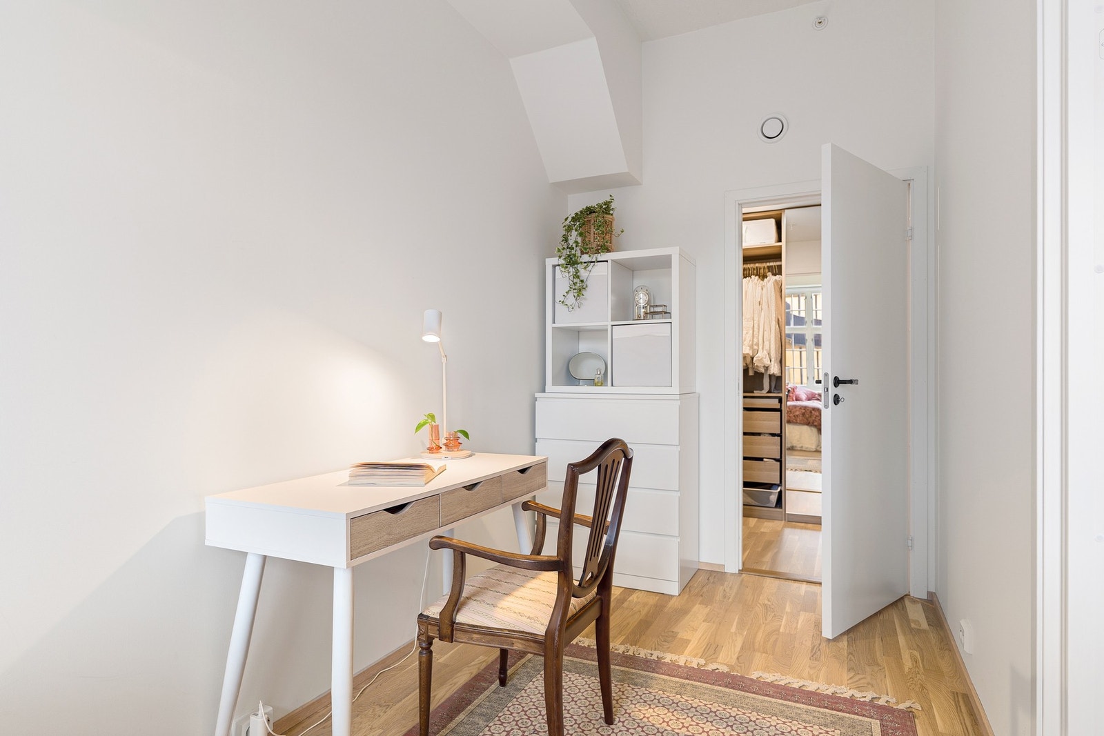 Her er det plass til både dobbeltseng og en kontorpult. Galleribilde