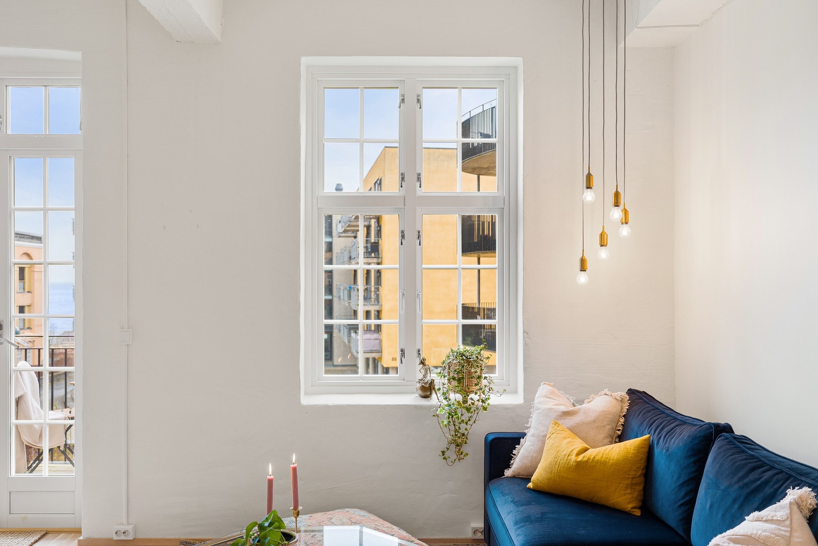 Flere store vindusflater gir også rikelig med lys og gir dermed en behagelig atmosfære. Galleribilde