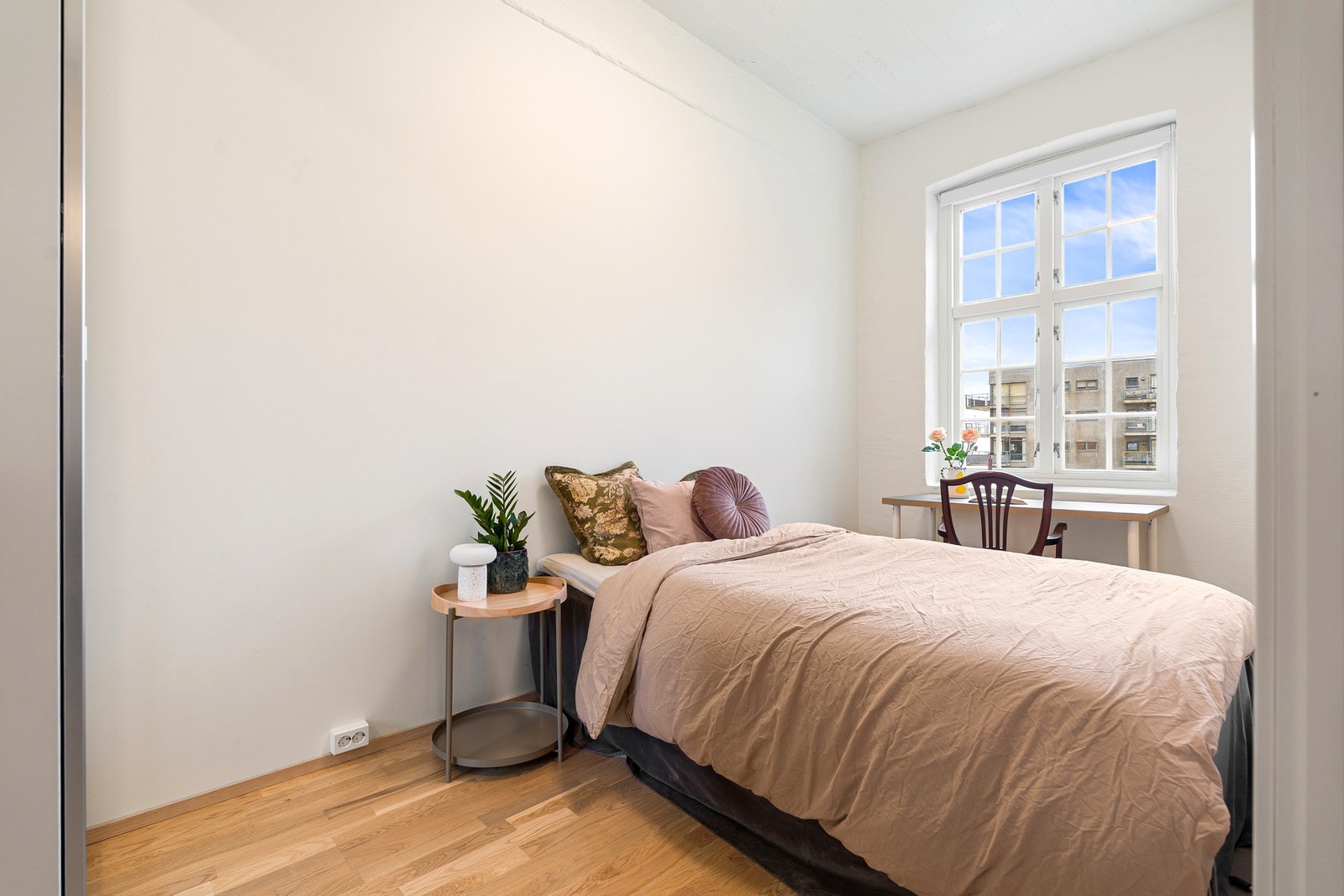 Soverom nr. 2 er på ca. 10 kvadratmeter og har god plass til en dobbeltseng. Galleribilde