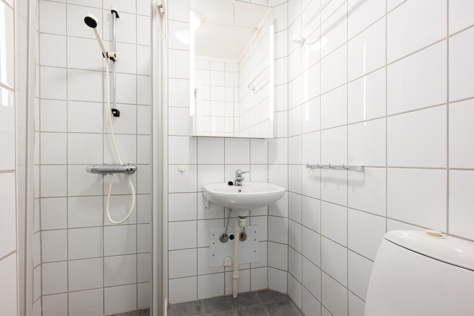Bad av ukjent alder med enkel innredning Galleribilde