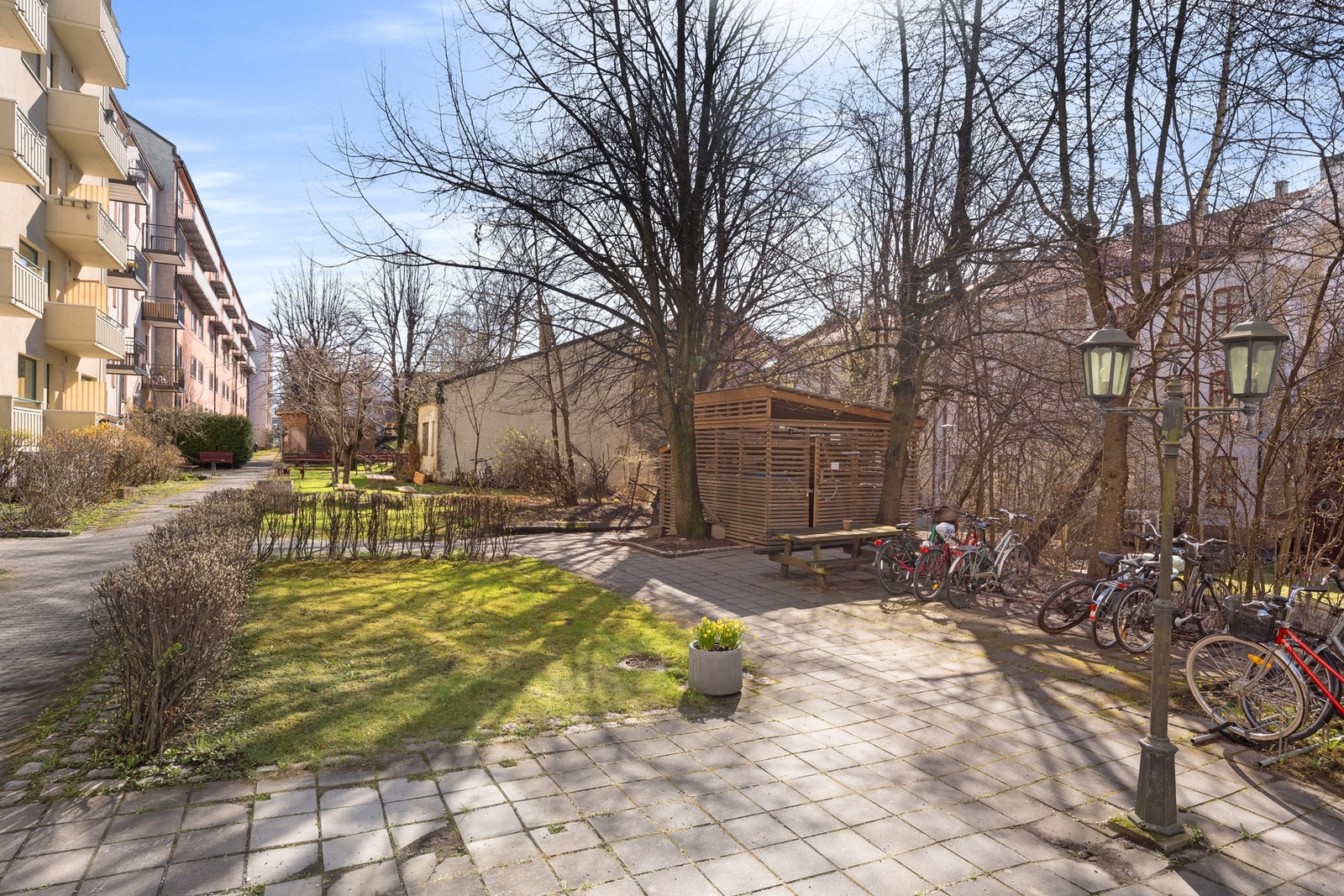 Hyggelig bakgård Galleribilde