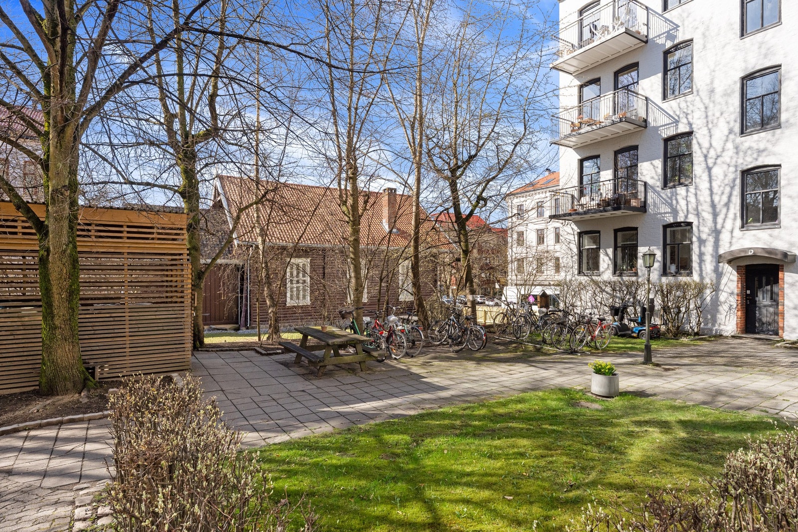 Hyggelig bakgård Galleribilde