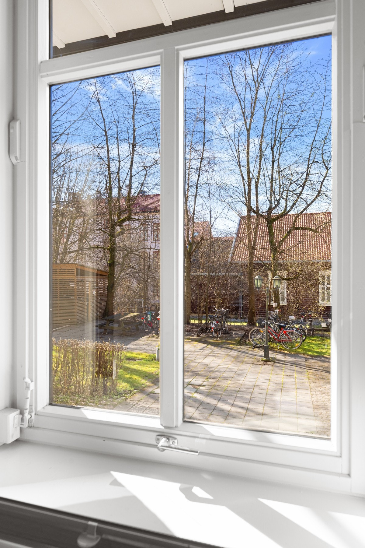 Store vinduer mot bakgård Galleribilde