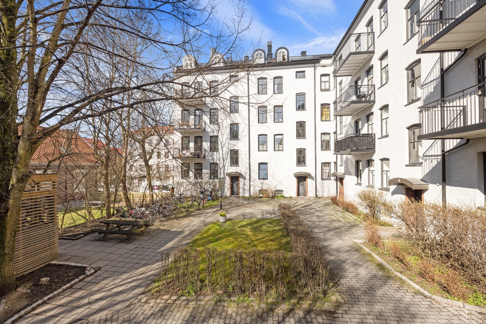 Hyggelig bakgård Galleribilde