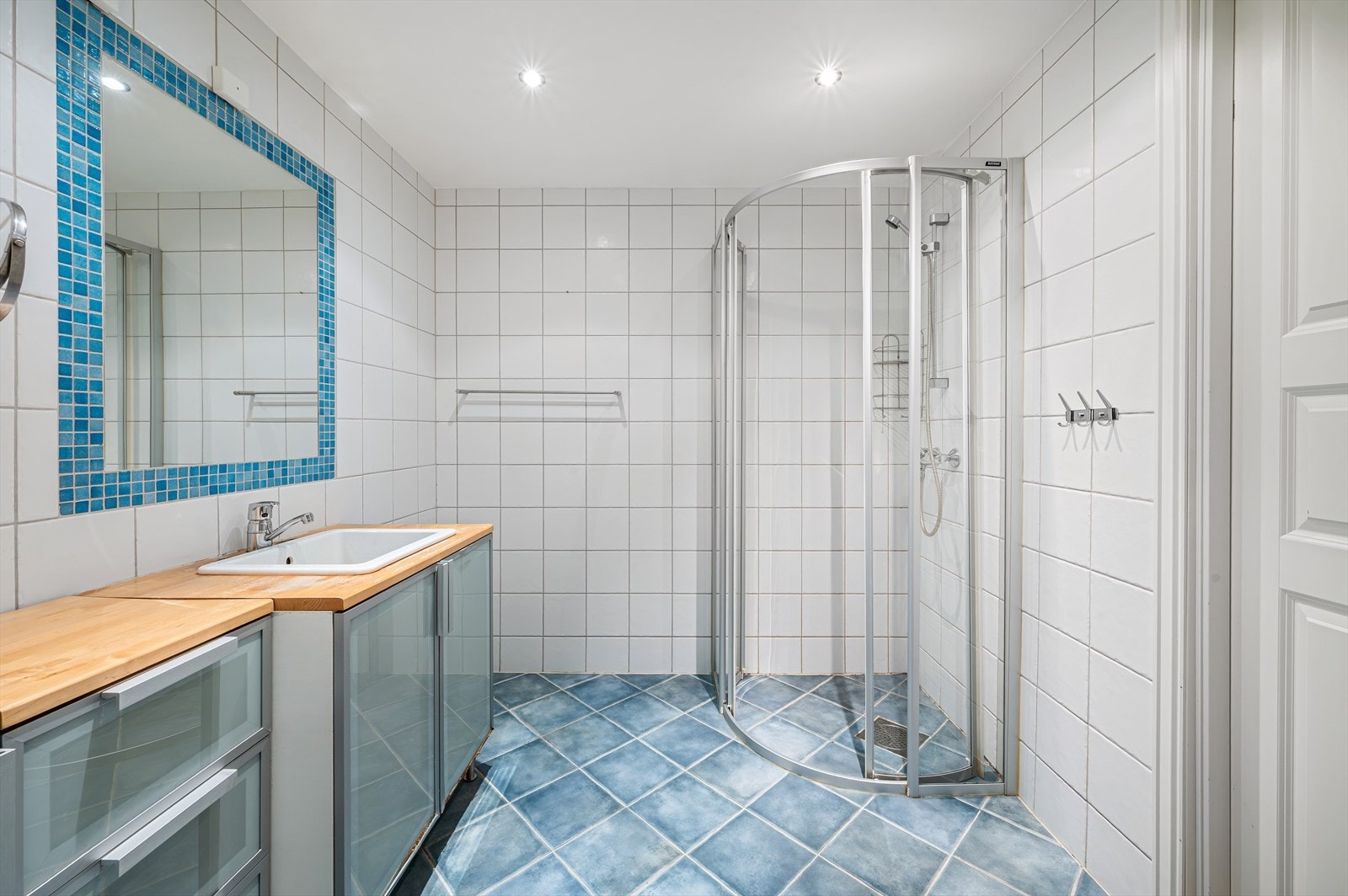 - Badet måler 5,8 m² - Galleribilde