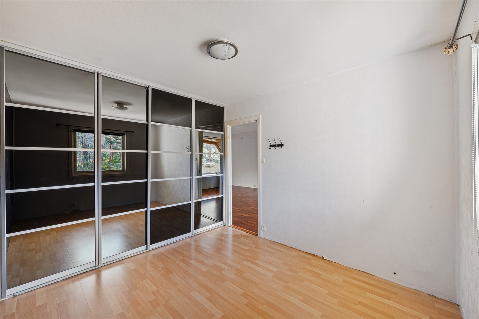 - Skyvedørsgarderobe langs ene veggen - Galleribilde
