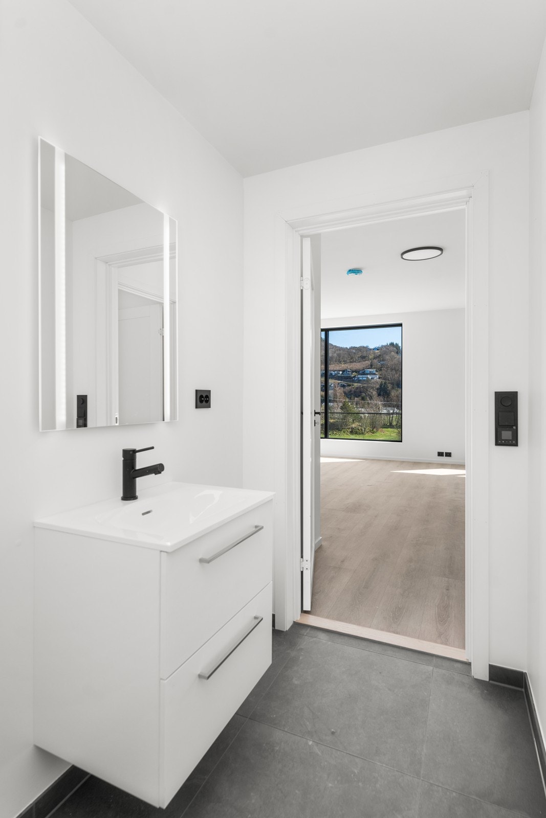 Gjestetoalett i hovedetasje har vegghengt toalett og innredning med nedfelt servant. Galleribilde