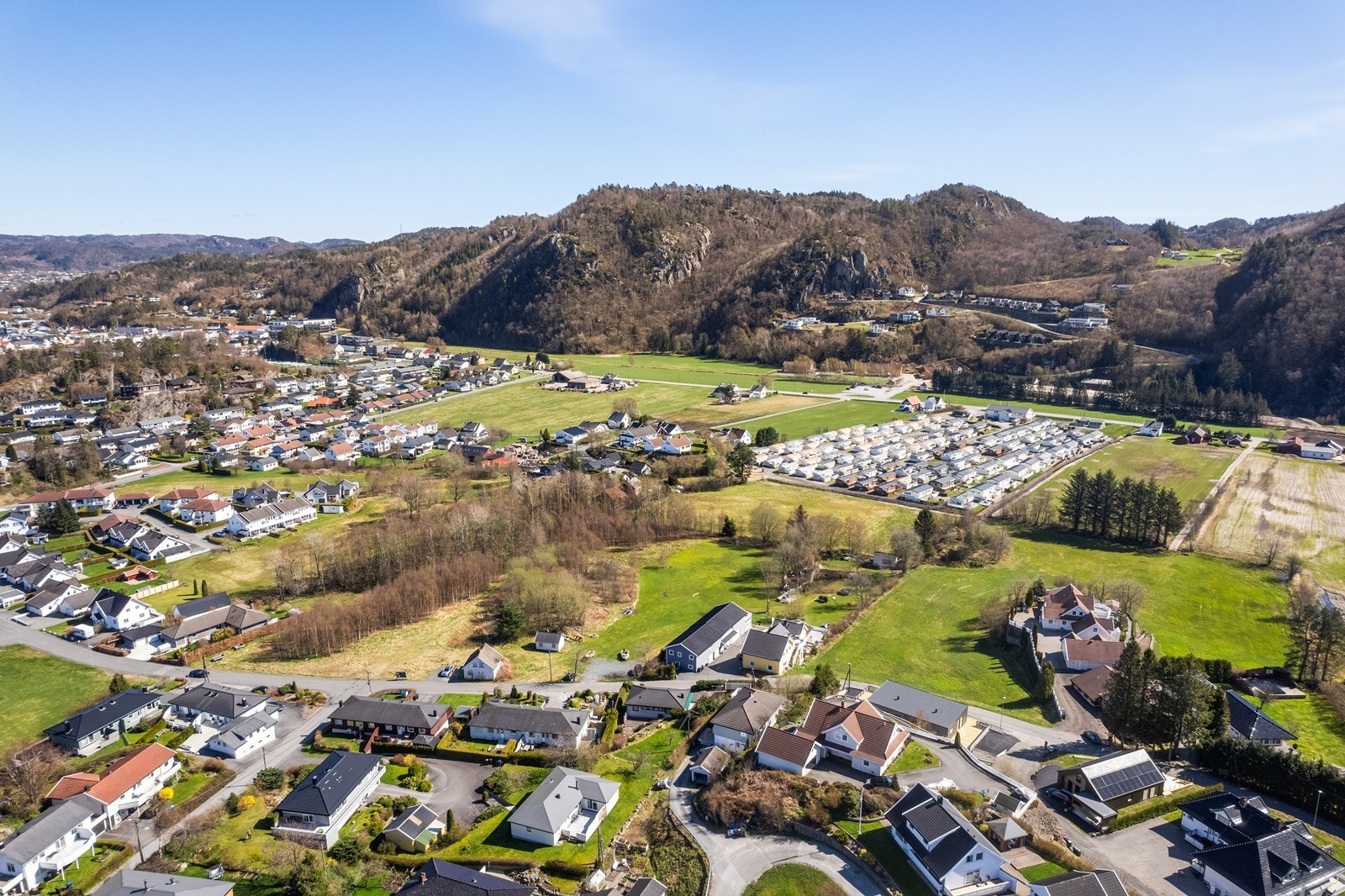 Gangavstand til alt av fasiliteter i sentrum, Rosfjord med sørlandsbadet m.v. Det er opparbeidet lekeplass for feltet samt flere lekeplasser i Hamran. Galleribilde