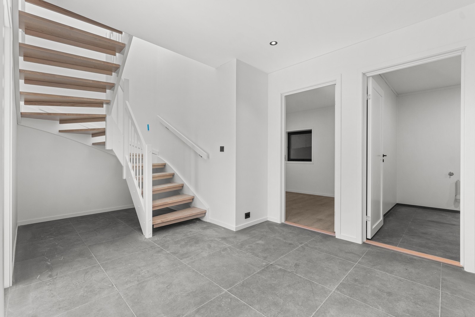 Her ser man inn til det ene soverommet som ligger bak samt vaskerom til høyre. Galleribilde