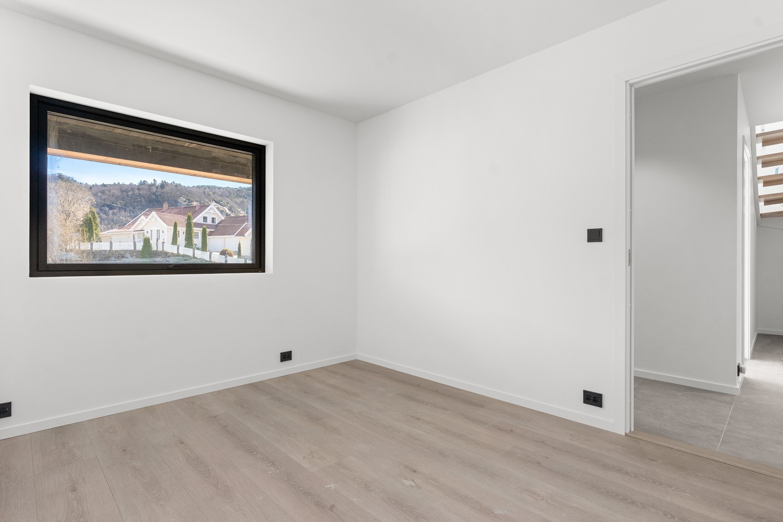 Soverom 2 nede i front hvor man har inngangsparti med tak over på utsiden. Galleribilde