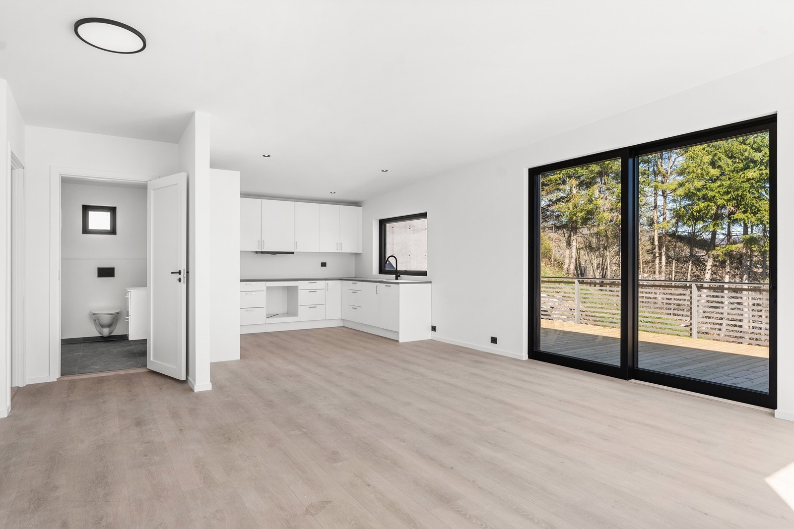 Fra stuen har man utgang til stor terrasse som går i vinkel rundt 3 sider av stuen. Galleribilde