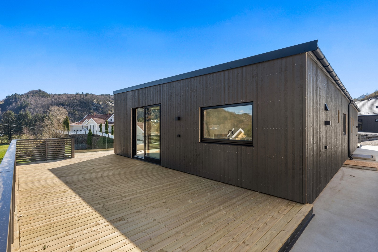 På baksiden er det støpt slik at uteområdet er enkelt å vedlikeholde. Galleribilde