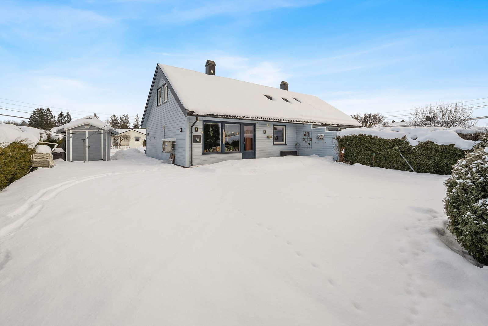 Det er god plass i hagen til flere aktiviteter. Galleribilde