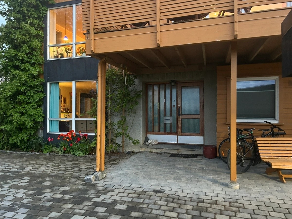Inngang under tak. Sykkelparkering under tak. Galleribilde
