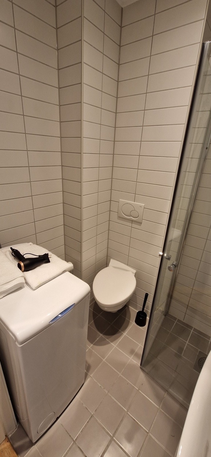 Pent flislagt bad med opplegg til vaskemaskin. Galleribilde