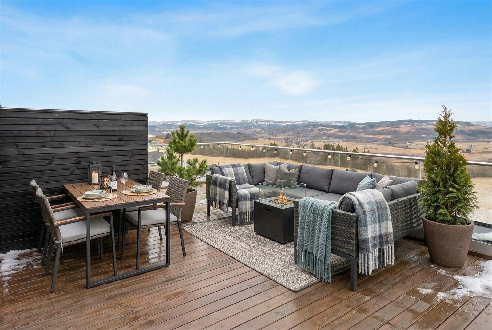 Stuen oppe forlenges av en herlig takterrasse, der glassflater langs rekkverket ivaretar den fantastiske utsikten. Galleribilde