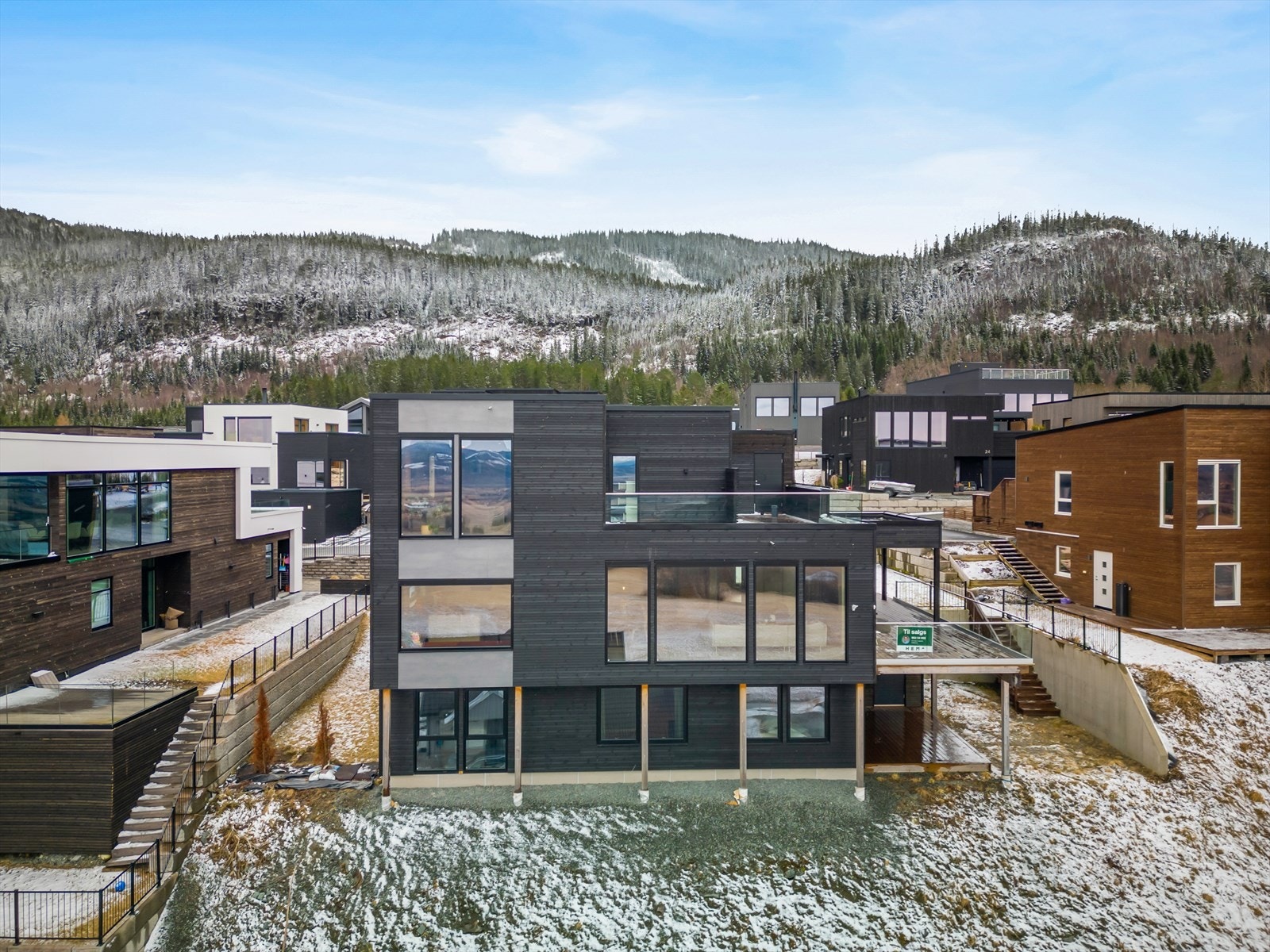 Her bor man i trygge og rolige omgivelser med nærhet til skole, barnehage og helårs turområder. Galleribilde