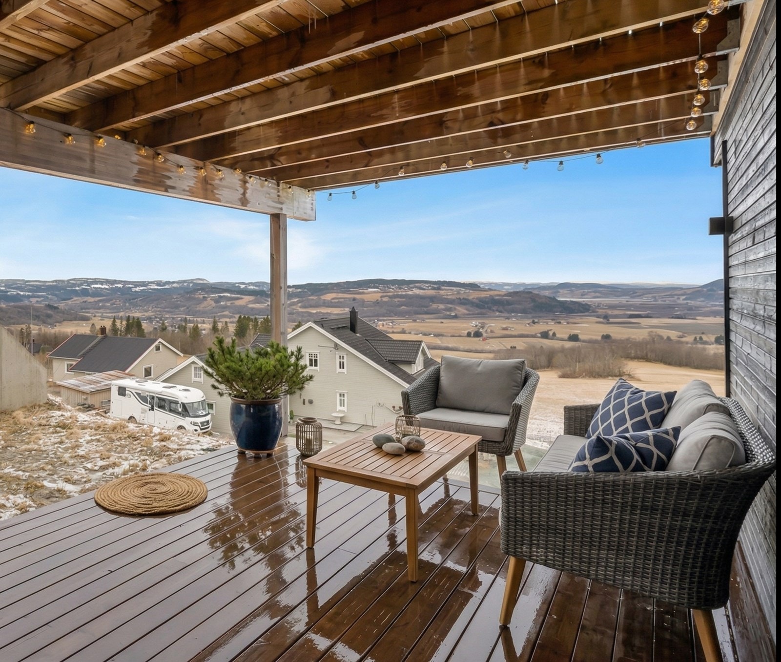 Ved underetasjen nytes livet utendørs på en takoverbygd terrasse som måler ca. 20 kvm. Galleribilde