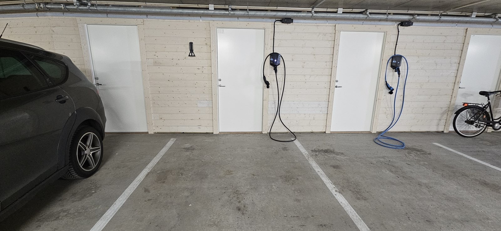 Egen parkering i garajse m/ bod og el-bil lader. Galleribilde