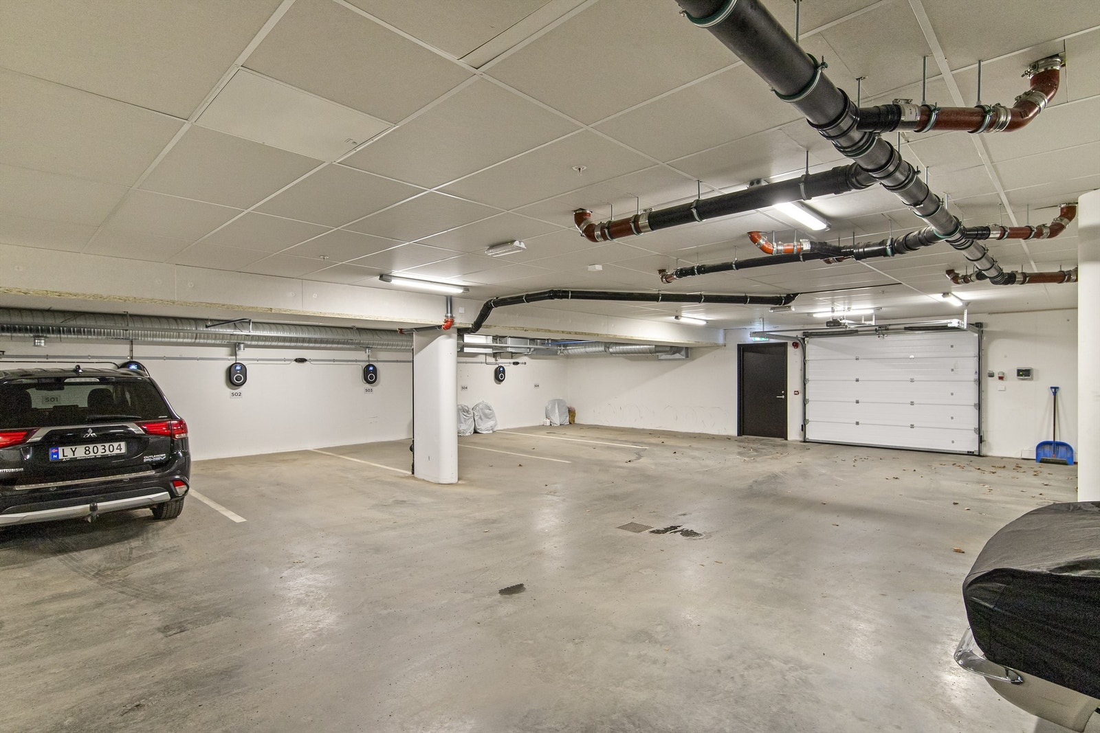 Biloppstillingsplass i kjeller med direkte adkomst til heis. Det er montert el-billader ved p-plass. Galleribilde