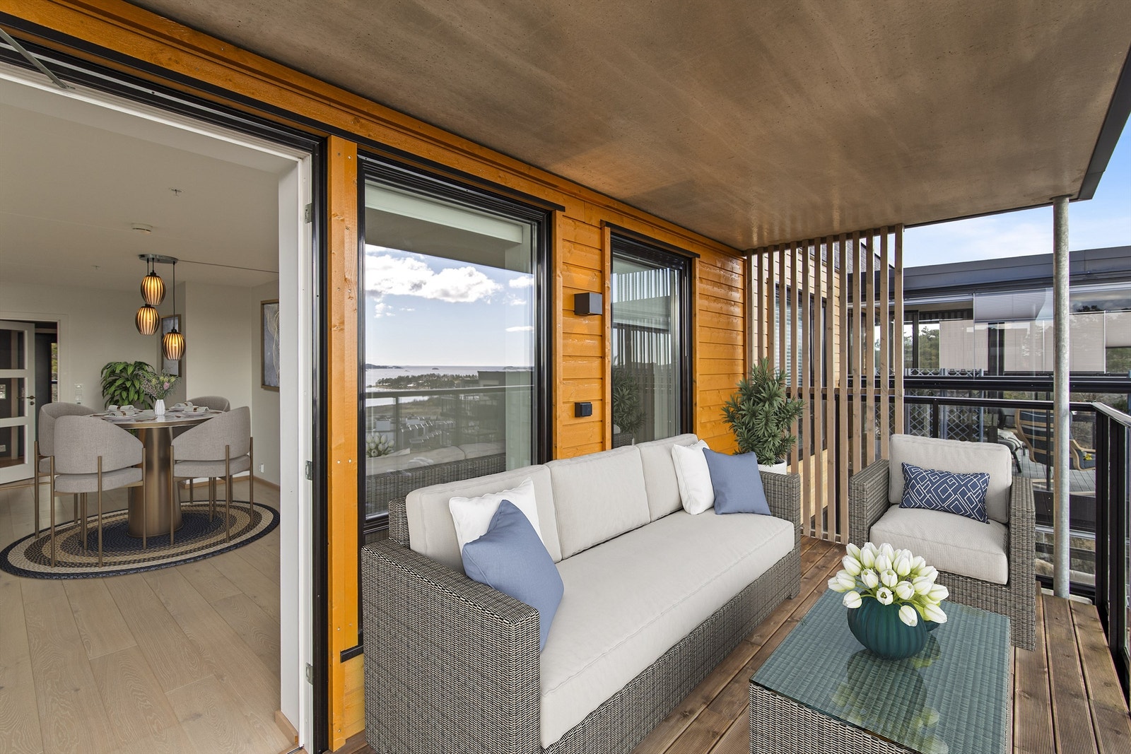 Uteplassen er overbygd og er pent belagt med royalimprignerte terrassebord. Her får du rikelig med plass til sittegruppe og nydelig utsikt til sjøen Galleribilde