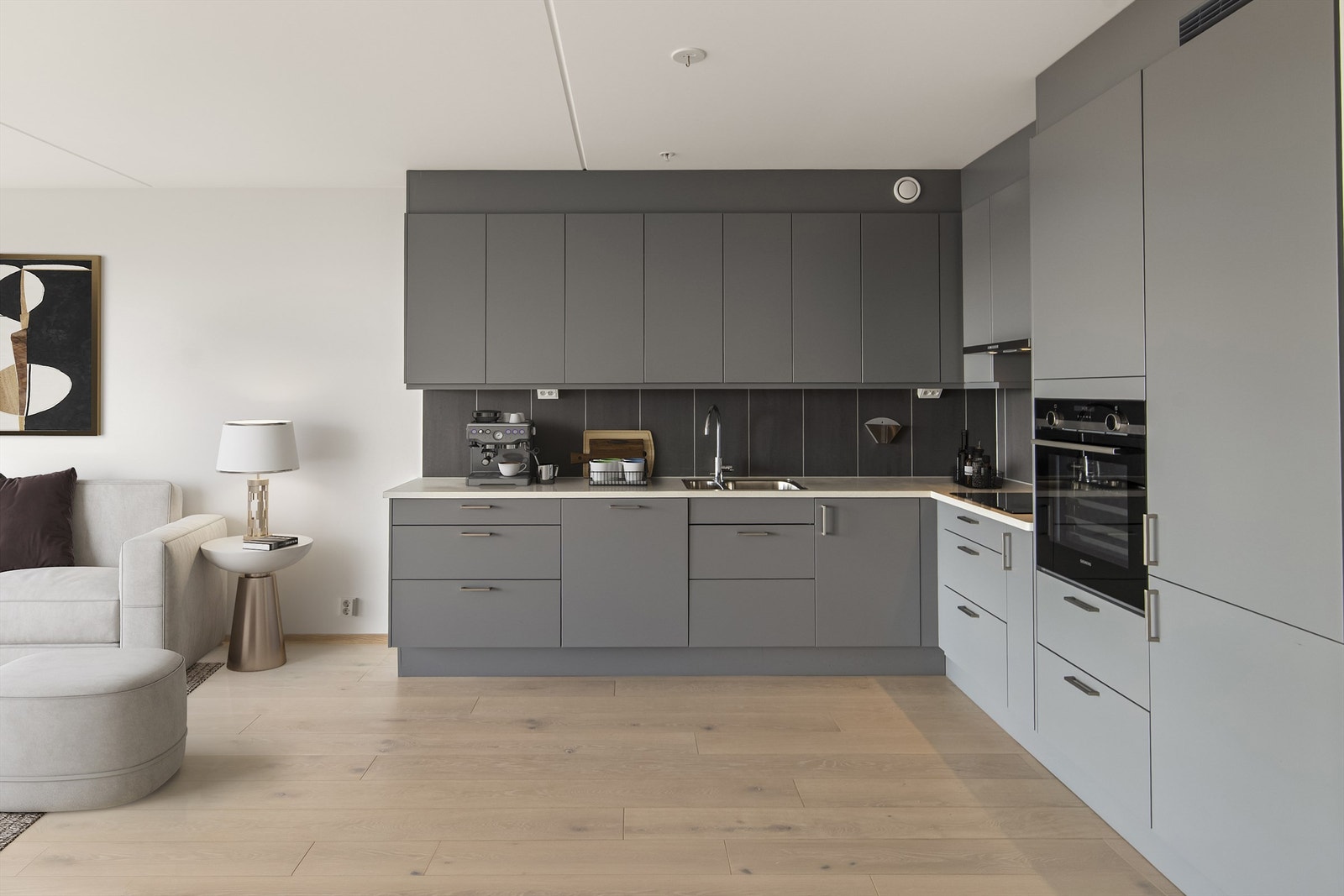 Kjøkken har integrert oppvaskmaskin, platetopp, stekeovn, samt kjøl/frys i høyskap. Avtrekksvifte er integrert i overskap. Galleribilde
