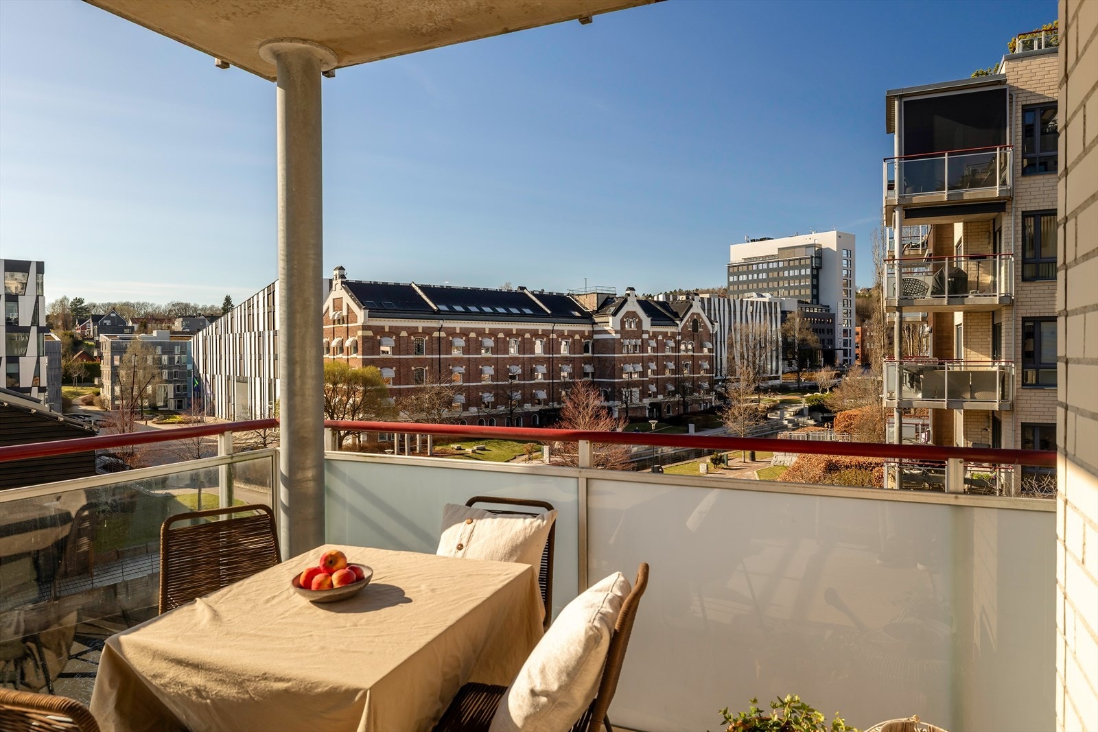 Balkongen har gode solforhold fra tidlig ettermiddag til sent på kveld. Galleribilde