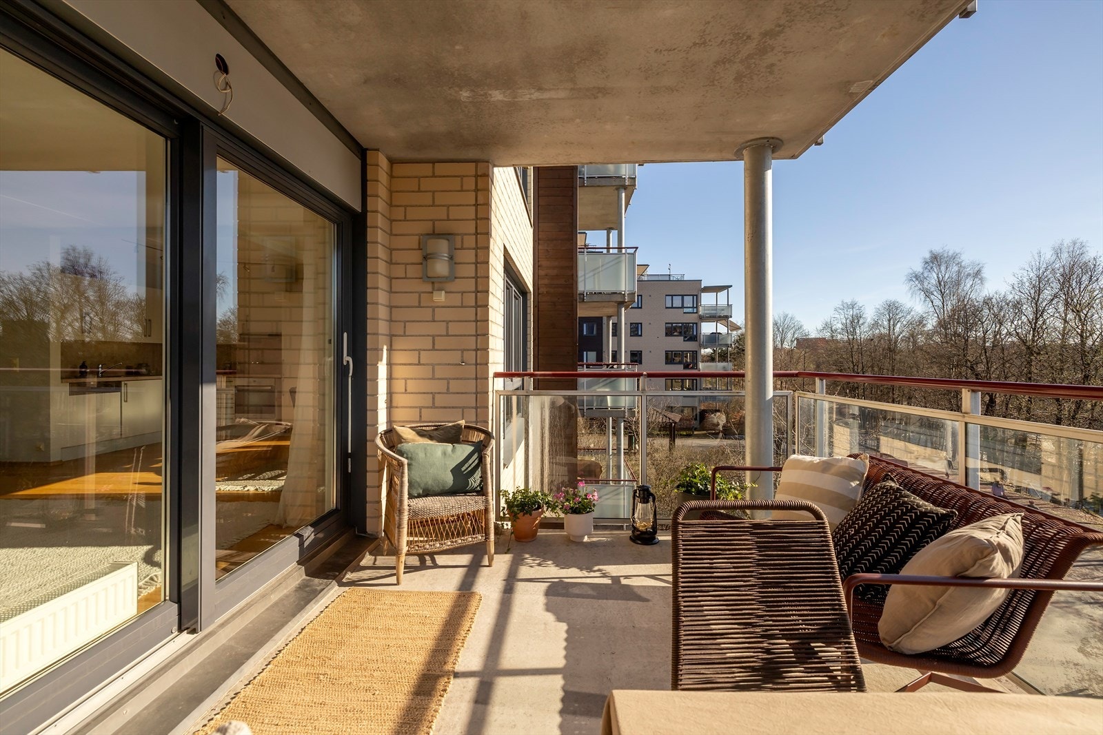 Balkongen har støpt dekke og rekkverk i glass og metall, som sikrer utsikten uten å hindre den. Galleribilde
