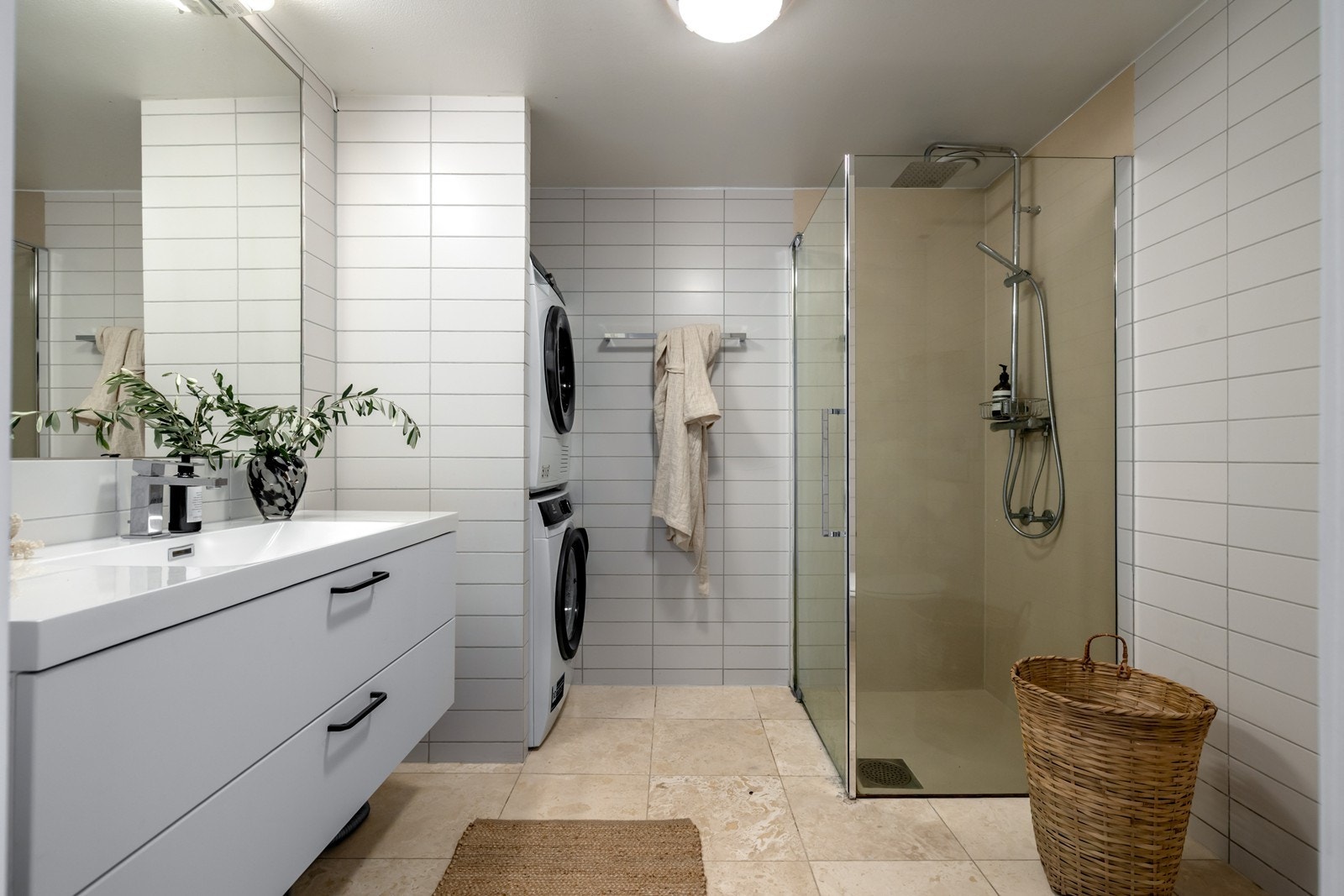 Badet er oppgradert i 2026 med ny innredning og microsement i dusjsonen. Galleribilde