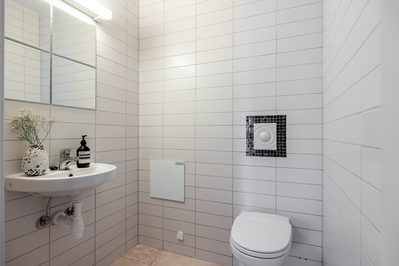 I tillegg til hovedbadet har leiligheten et separat toalettrom med vegghengt wc og servant. Galleribilde