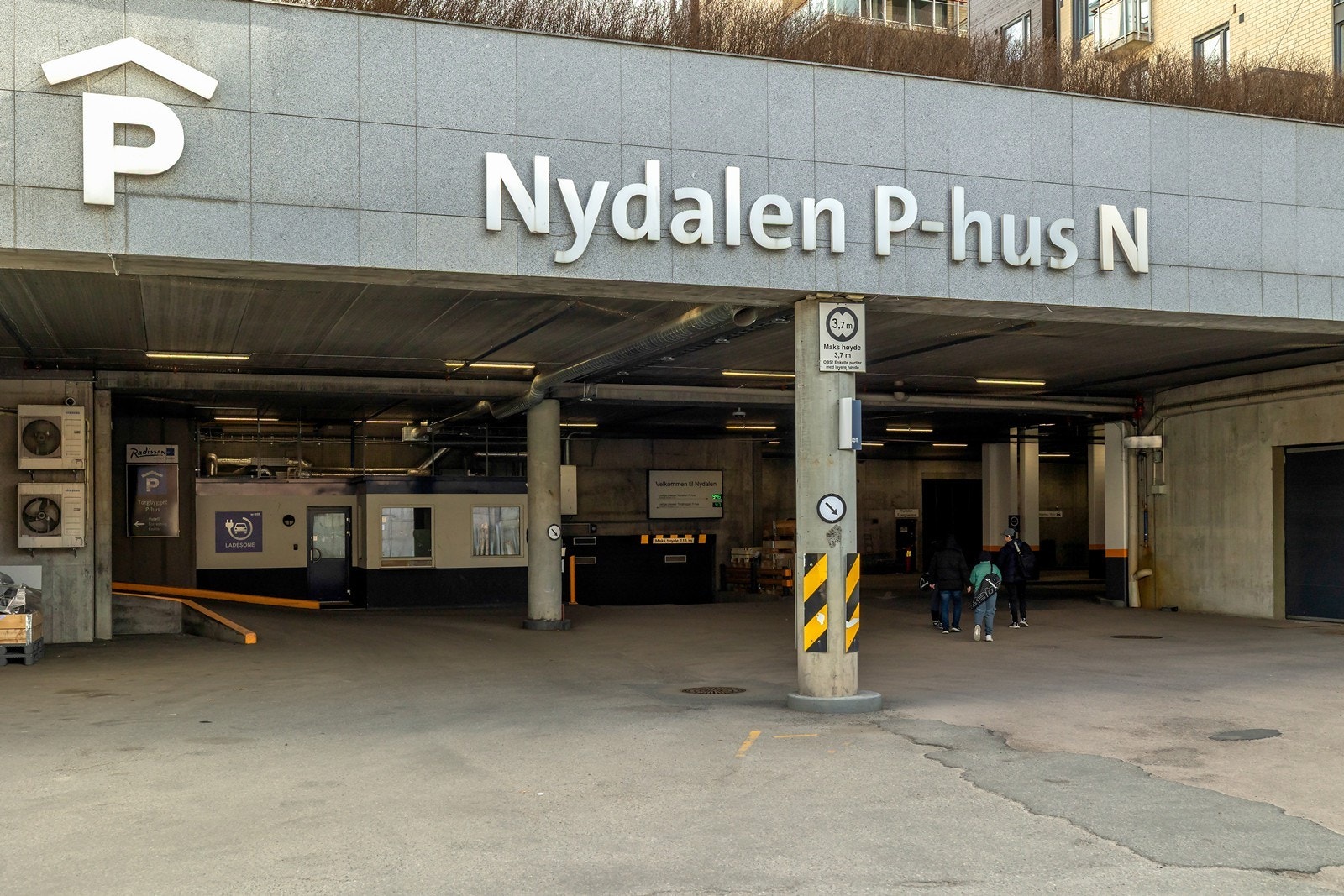 Det medfølger én fast biloppstillingsplass i felles, underjordisk garasjeanlegg. Galleribilde