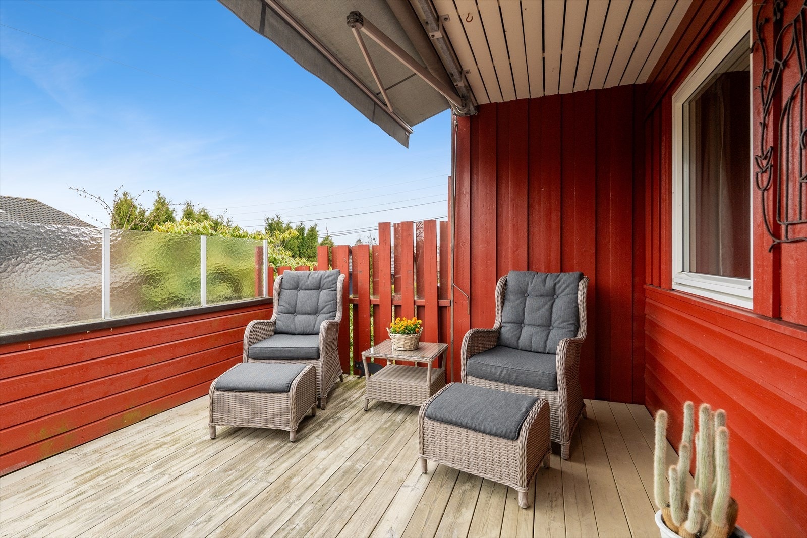 Verandaen på 13 m² ligger i tilknytning til stuen og har god plass til en sittegruppe. Galleribilde