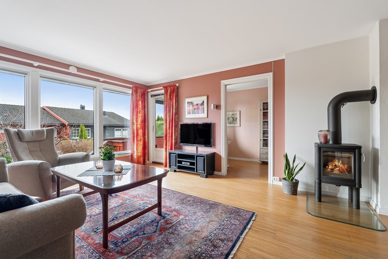 Stuen på 31 m² har en nyere, rentbrennende peisovn og direkte utgang til en veranda på 13 m². Galleribilde