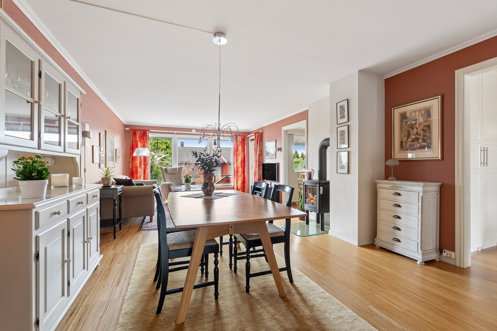Den åpne løsningen mellom stue og spisestue gir god plass til både sofagruppe og langbord. Galleribilde