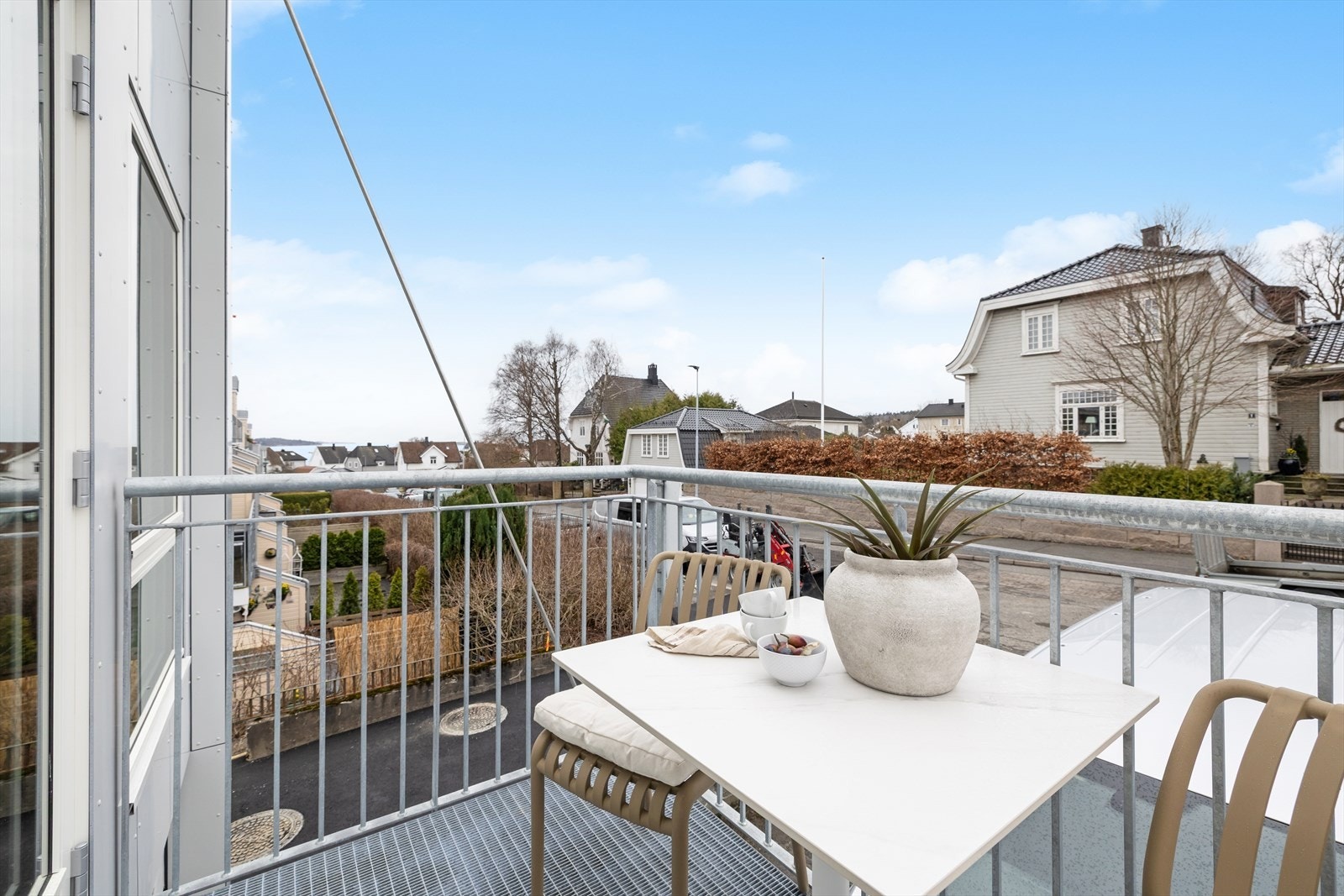 Fra stuen er det utgang til en egen balkong på ca. 3 m² med sjøgløtt. Galleribilde
