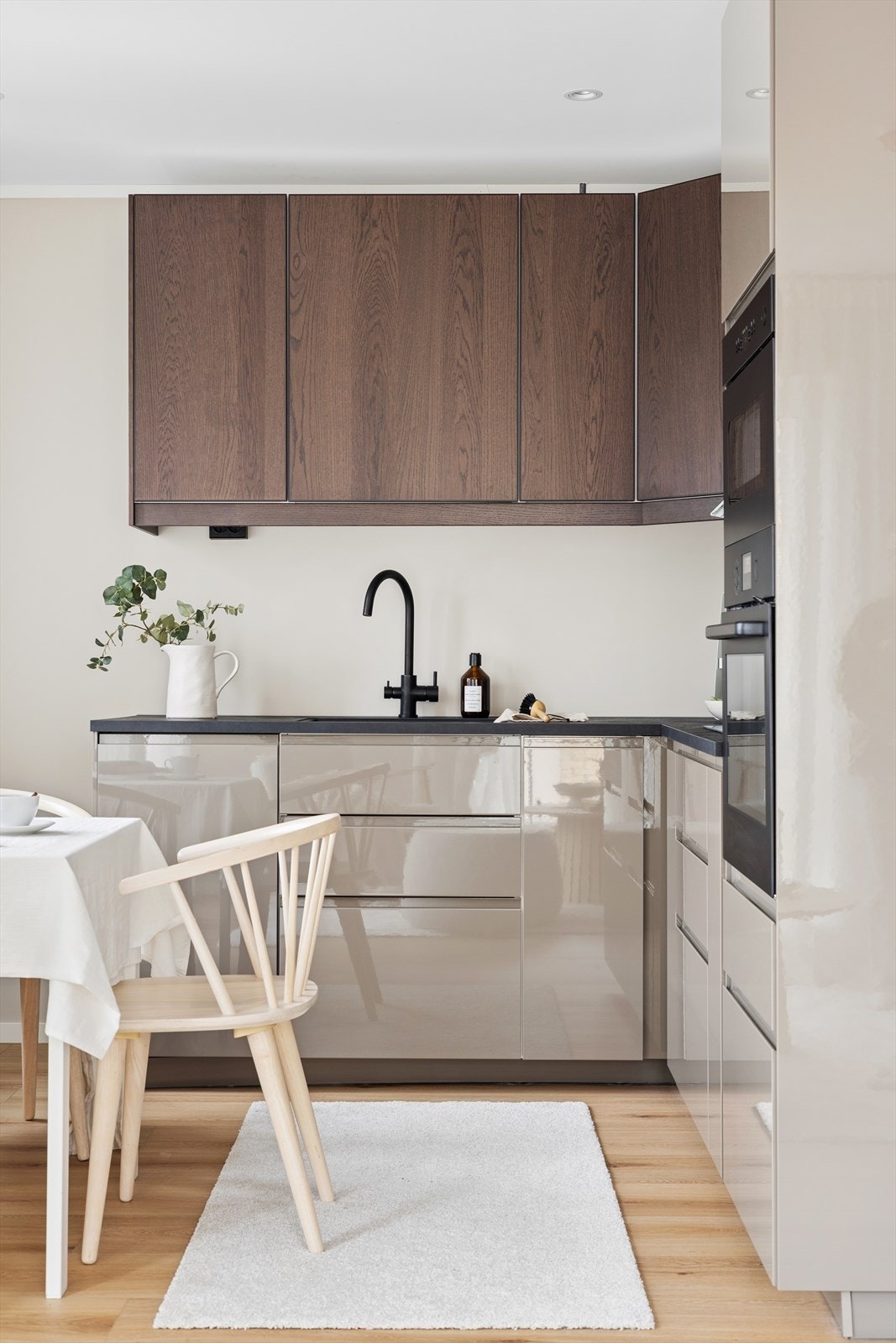 Kjøkkenet er utstyrt med en solid laminatbenkeplate og en underbygd kum i sort, rustfritt stål. Galleribilde