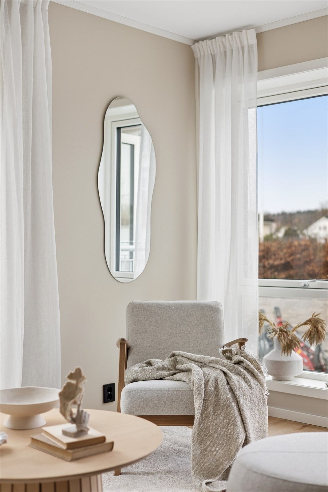 Vinduene har 3-lags isolerglass fra 2025/26, som sikrer god isolasjon og komfort. Galleribilde