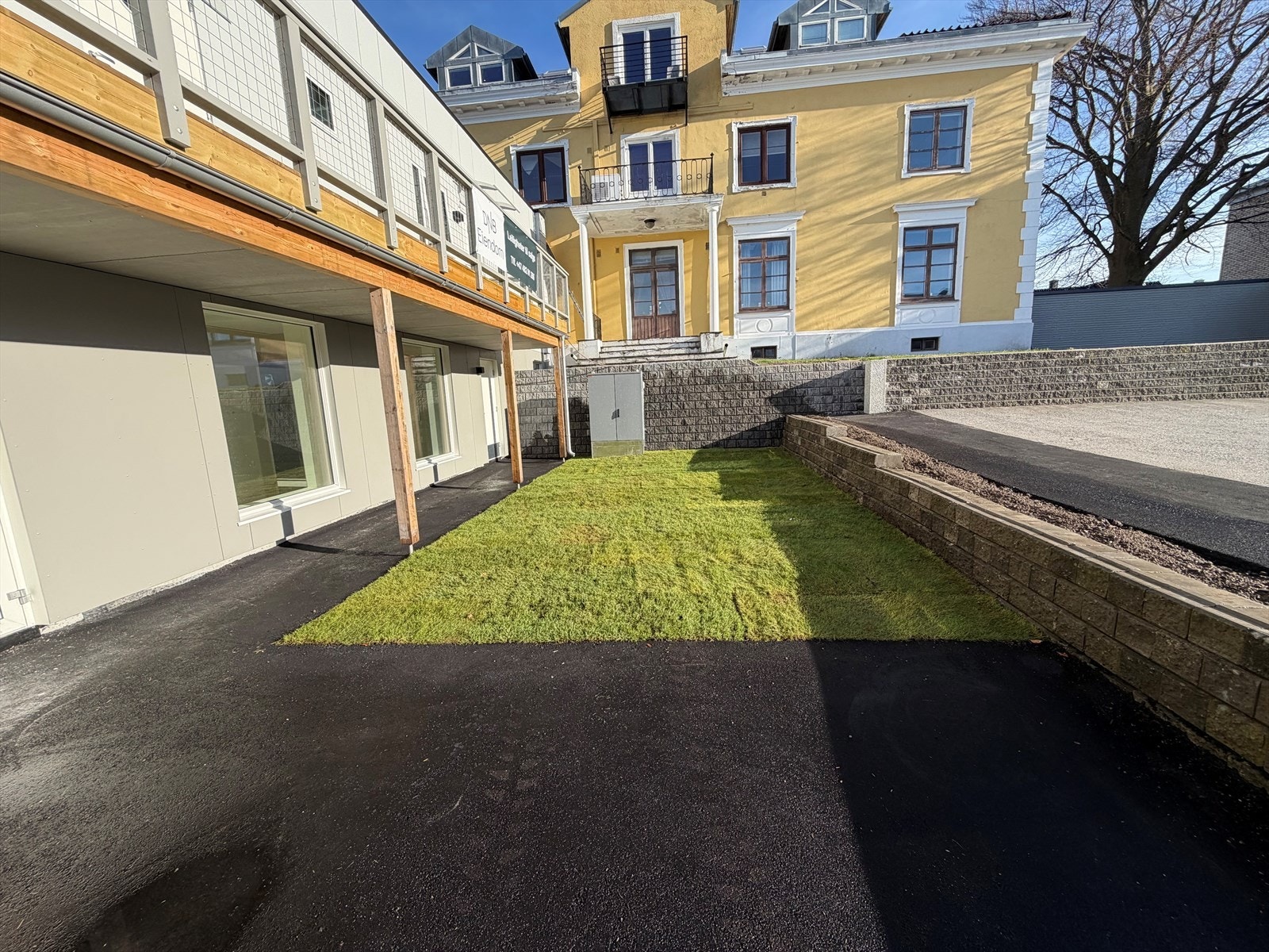 Fellesområdene er nylig opparbeidet med gress og asfalt. Galleribilde