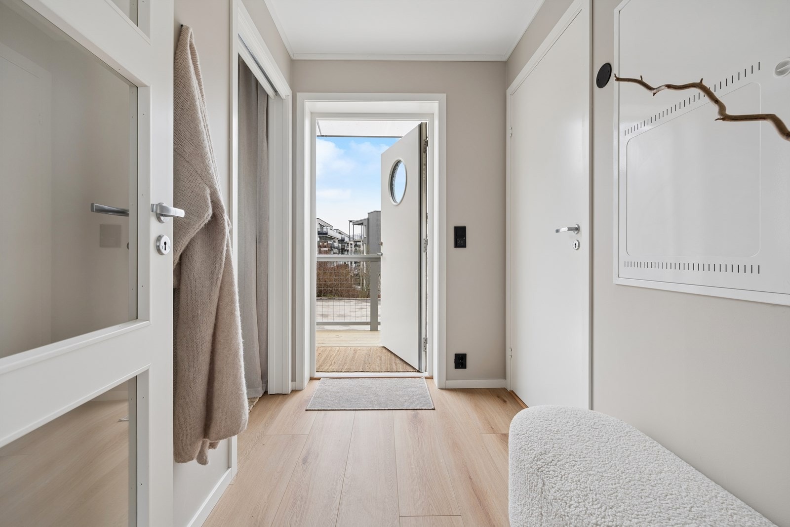 Entréen ønsker velkommen med varmefolie i gulvet og gjennomgående laminat som fortsetter inn i leilighetens øvrige rom. Galleribilde