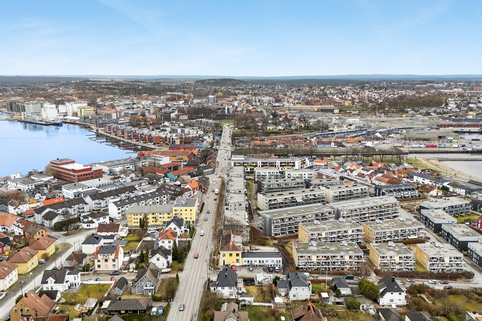 Beliggenheten er ideell for pendlere, med ca. 12 minutters gange til Moss togstasjon med hyppige avganger mot Oslo. Galleribilde