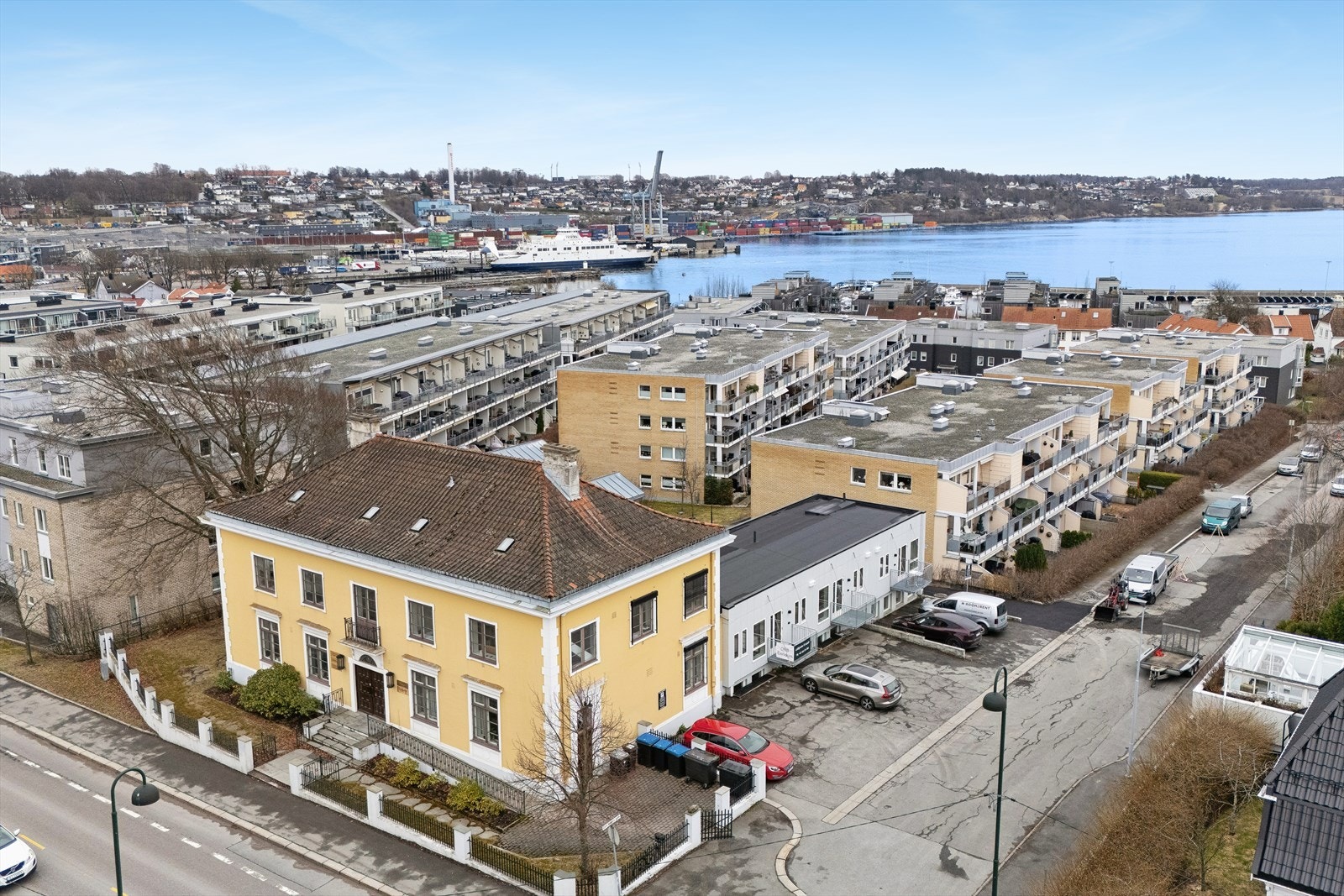 Daglige innkjøp gjøres enkelt til fots hos blant annet Bunnpris Glassverket (4 min) og Kiwi Sjøgata (6 min). Galleribilde