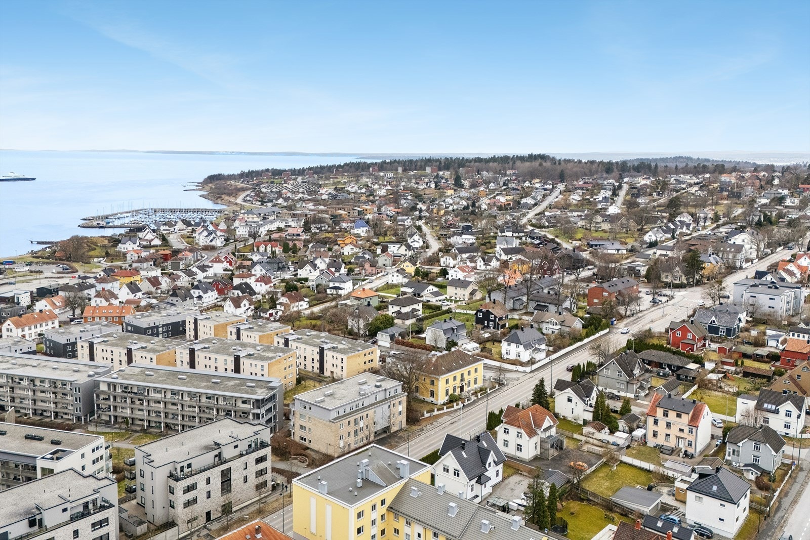 Jeløy er et veletablert og ettertraktet område, preget av villabebyggelse og umiddelbar nærhet til sjøen. Galleribilde