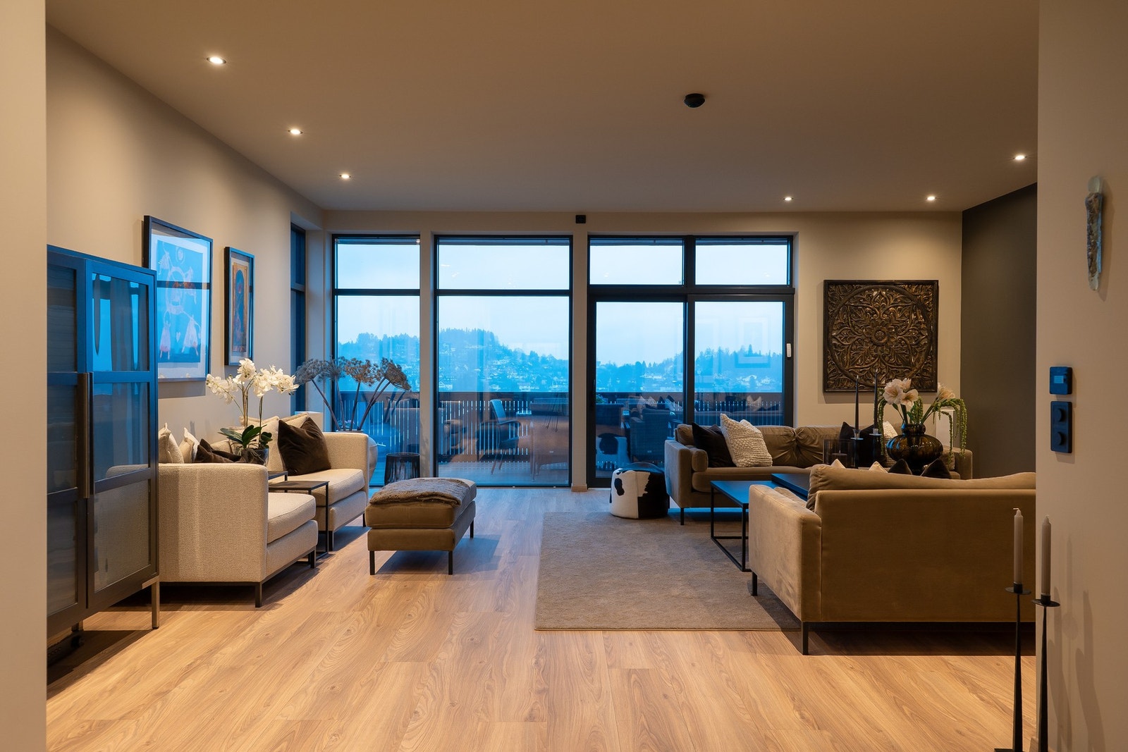 Stuen er romslig med sine 44 m², og gir god plass til både sofagruppe og spisestue. Galleribilde