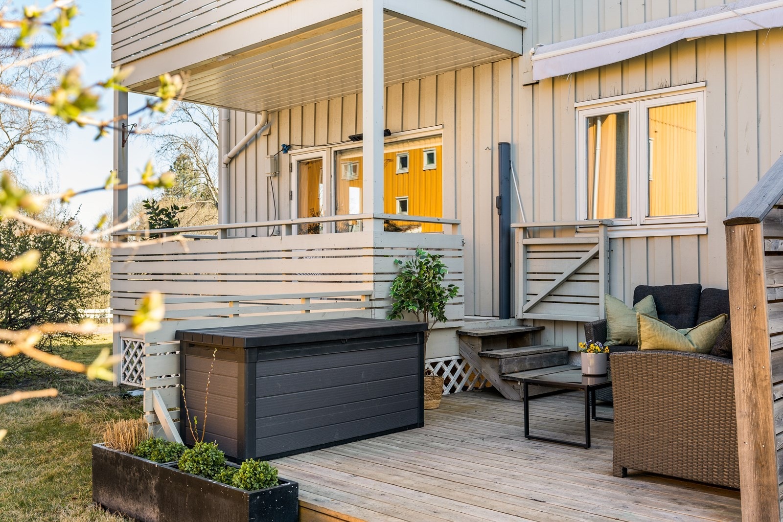 I 1. etasje får man direkte tilgang til romslig balkong med adkomst til markterrasse og frodig hageparti. Galleribilde