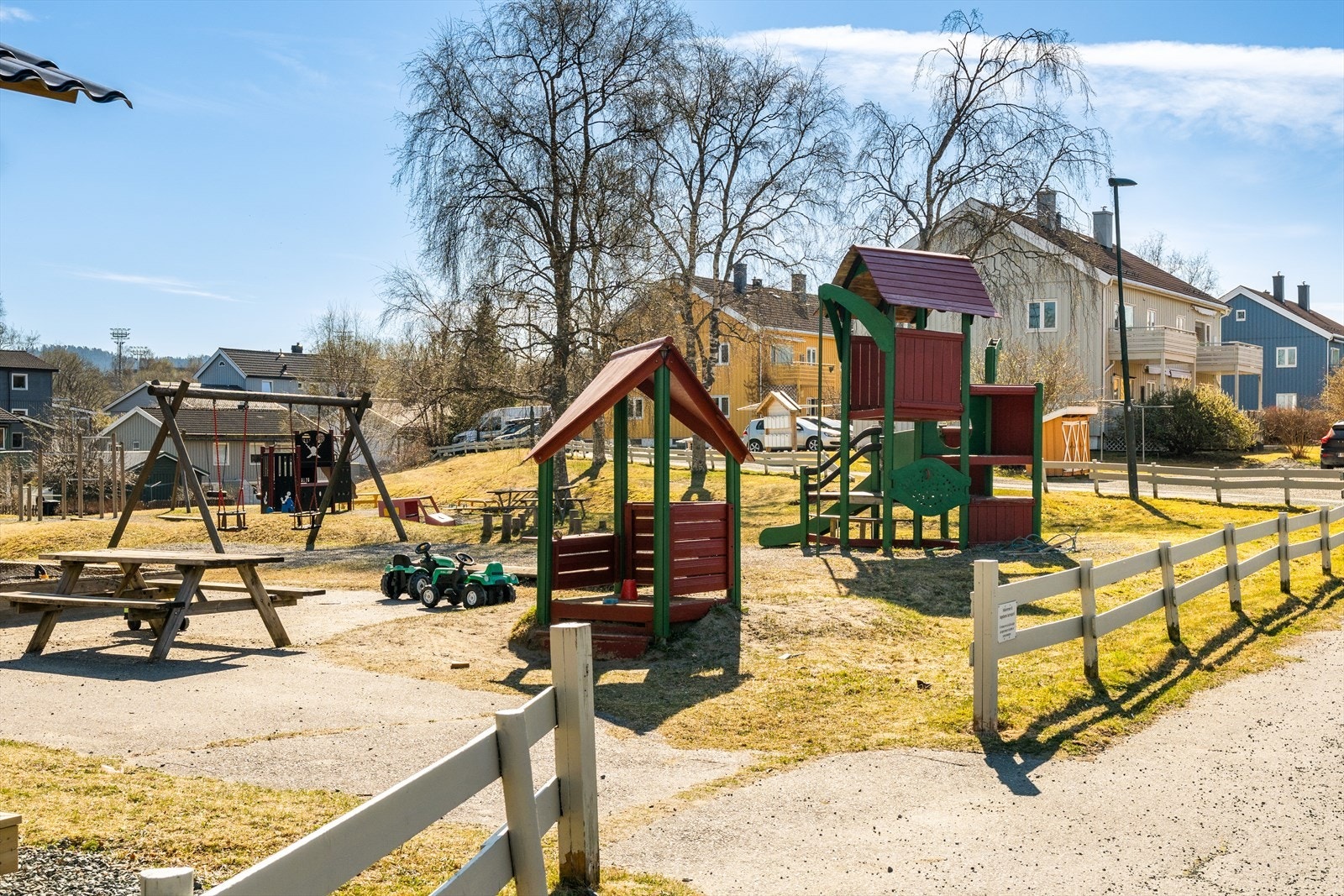 Området er omkranset av frodige grøntareal med sosiale soner, fantastiske solforhold og lekeapparater for barna. Galleribilde